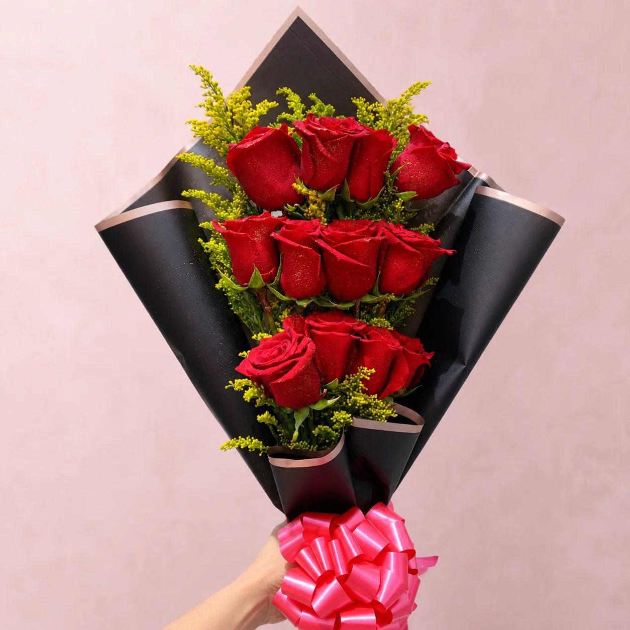 Bouquet de rosas rojas premium con mo&ntilde;o fucsia en oferta