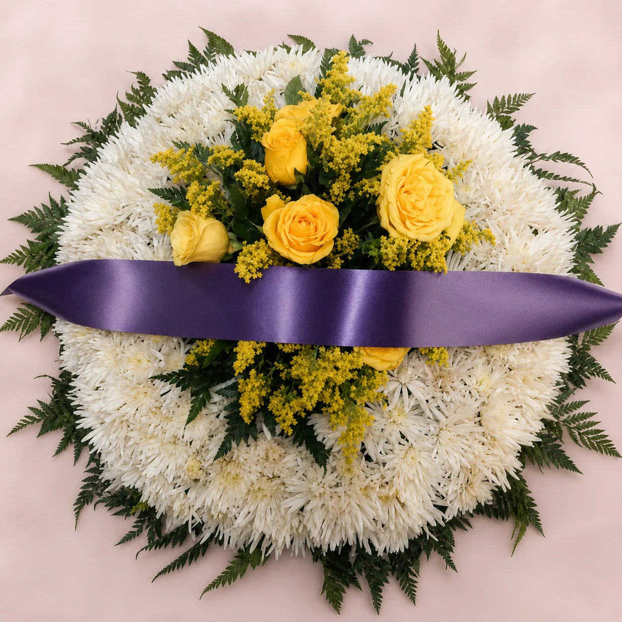 Corona f&uacute;nebre de crisantemos blancos con rosas y cinta morada en oferta